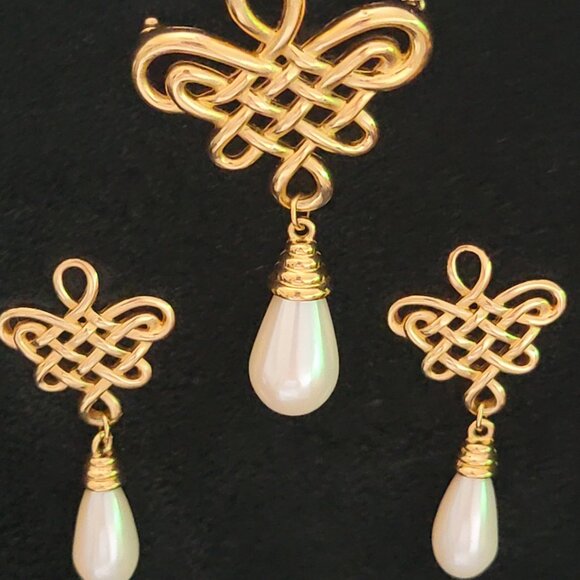 Alfred Sung Vintage Faux Tear Drop Pearl Love Knot Design Earring and Brooch Set - Picture 9 of 10